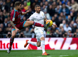 MADRID, SPAIN - DECEMBER 30: Inigo Martinez (L) of Real Sociedad de Futbol blocks Karim Benzema (R) of Real Madrid CF during the La Liga match between Real Madrid CF and Real Sociedad de Futbol at Estadio Santiago Bernabeu on December 30, 2015 in Madrid, Spain. (Photo by Gonzalo Arroyo Moreno/Getty Images)