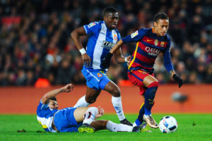 BARCELONA, SPAIN - JANUARY 06: Neymar of FC Barcelona competes for the ball with Enzo Roco (L) and Pape Diop of RCD Espanyol during the Copa del Rey Round of 16 first leg match between FC Barcelona and RCD Espanyol at Camp Nou on January 6, 2016 in Barcelona, Spain. (Photo by David Ramos/Getty Images)