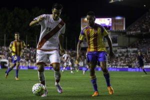 MADRID, SPAIN - AUGUST 22: Nicolas Fedor Flores alias Miku (L) of Rayo Vallecano de Madrid competes for the ball with Ruben Vezo (R) of Valencia CF during the La Liga match between Rayo Vallecano de Madrid and Valencia CF at Estadio de Vallecas on August 22, 2015 in Madrid, Spain. (Photo by Gonzalo Arroyo Moreno/Getty Images)