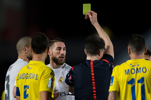 LAS PALMAS, SPAIN - MARCH 13: Referee Ferrnadez Borbalan shows the yellow card to Sergio Ramos of Real Madrid CF during the La Liga match between UD Las Palmas and Real Madrid CF at Estadio de Gran Canaria on March 13, 2016 in Las Palmas, Spain. (Photo by Gonzalo Arroyo Moreno/Getty Images)