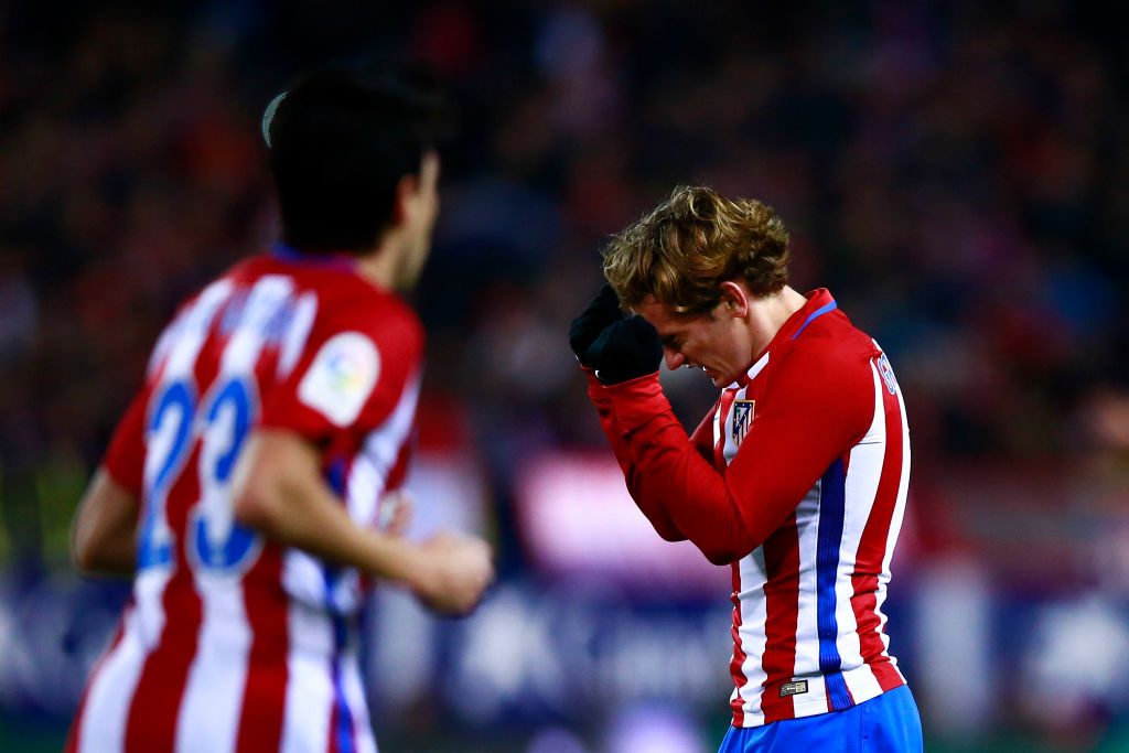 MADRID, SPAIN - FEBRUARY 01: Antoine Griezmann (R) of Atletico de Madrid reacts as he fail to score during the Copa del Rey semi-final first leg match between Club Atletico de Madrid and FC Barcelona at Estadio Vicente Calderon on February 1, 2017 in Madrid, Spain.  (Photo by Gonzalo Arroyo Moreno/Getty Images)