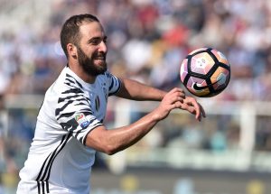 PESCARA, ITALY - APRIL 15: Gonzalo Higuain of Juventus FC in action during the Serie A match between Pescara Calcio and Juventus FC at Adriatico Stadium on April 15, 2017 in Pescara, Italy. (Photo by Giuseppe Bellini/Getty Images)