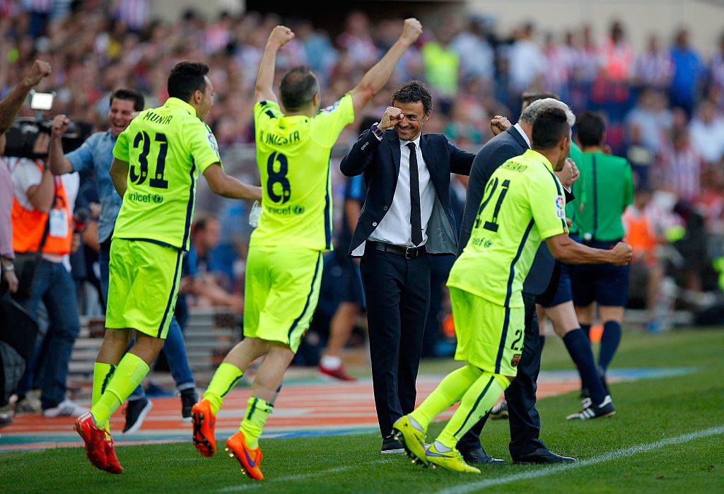 MADRID, SPAIN - MAY 17:  Luis Enrique manager of Barcelona celebrates with players as they win the title after the La Liga match between Club Atletico de Madrid and FC Barcelona at Vicente Calderon Stadium on May 17, 2015 in Madrid, Spain. Barcelona are champions after a 1-0 victory.  (Photo by Gonzalo Arroyo Moreno/Getty Images)