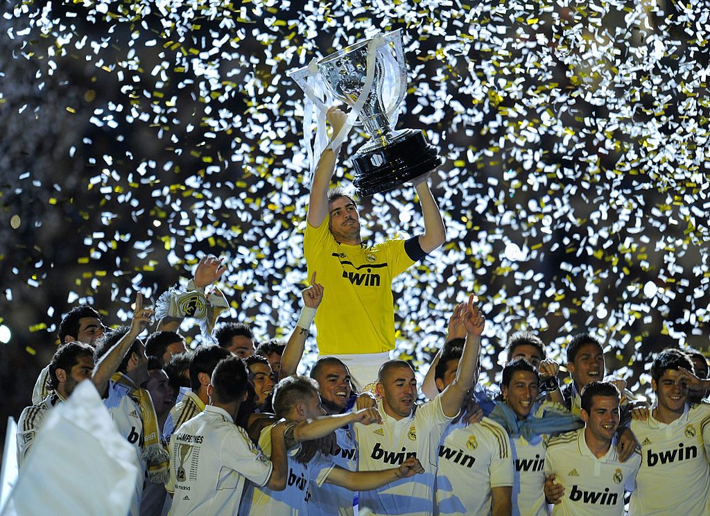 MADRID, SPAIN - MAY 13:  Iker Casillas of Real Madrid CF holds up the La Liga trophy as he celebrates with team-mates after the La Liga match between Real Madrid CF and RCD Mallorca at Estadio Santiago Bernabeu on May 13, 2012 in Madrid, Spain.  (Photo by Denis Doyle/Getty Images)