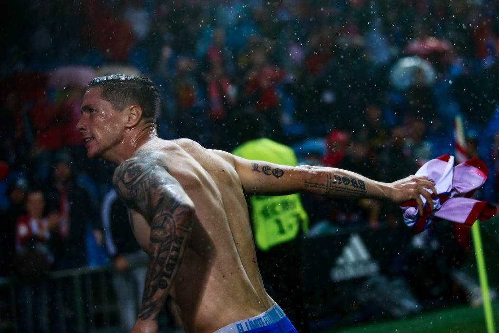 MADRID, SPAIN - MAY 10:  Fernando Torres of Atletico de Madrid throws his t-shirt to the audience after the UEFA Champions League Semi Final second leg match between Club Atletico de Madrid and Real Madrid CF at Vicente Calderon Stadium on May 10, 2017 in Madrid, Spain.  (Photo by Gonzalo Arroyo Moreno/Getty Images)