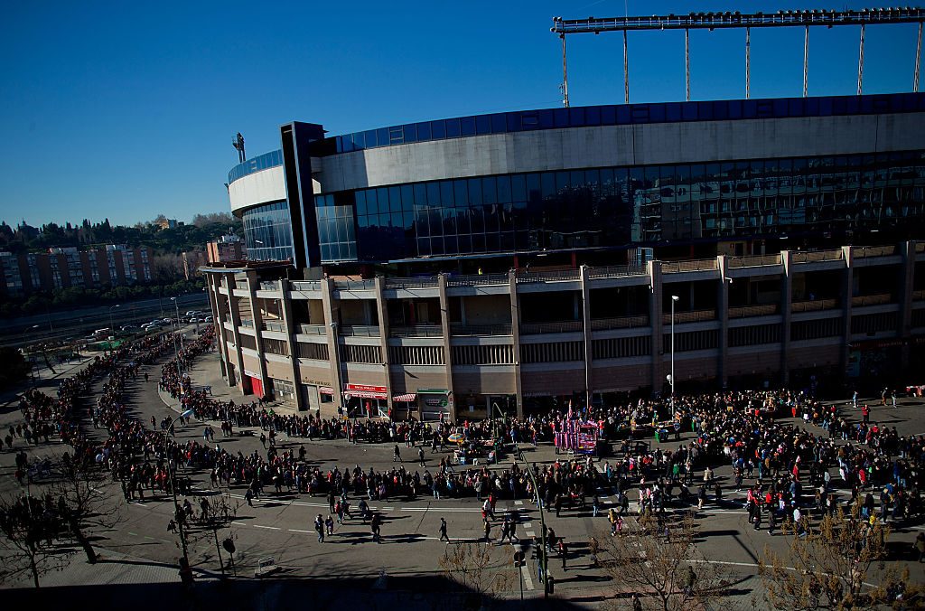 MADRID, SPAIN - JANUARY 04: General view of queues at Vicente Claderon stadium outdoors before Fernando Torres presentation as new Club Atletico de Madrid signing at Vicente Calderon Stadium on January 4, 2015 in Madrid, Spain. (Photo by Gonzalo Arroyo Moreno/Getty Images)
