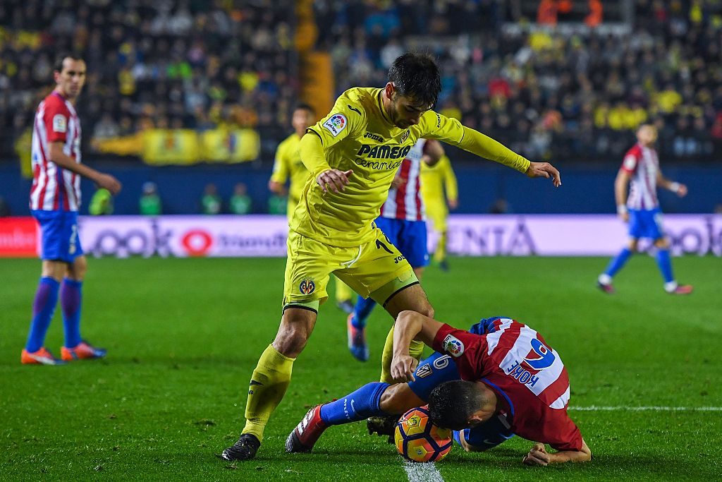 VILLARREAL, SPAIN - DECEMBER 12: Manu Trigueros of Villarreal CF competes for the ball with Koke Resurreccion of Club Atletico de Madrid during the La Liga match between Villarreal CF and Club Atletico de Madrid at El Madrigal stadium on December 12, 2016 in Villarreal, Spain. (Photo by David Ramos/Getty Images)