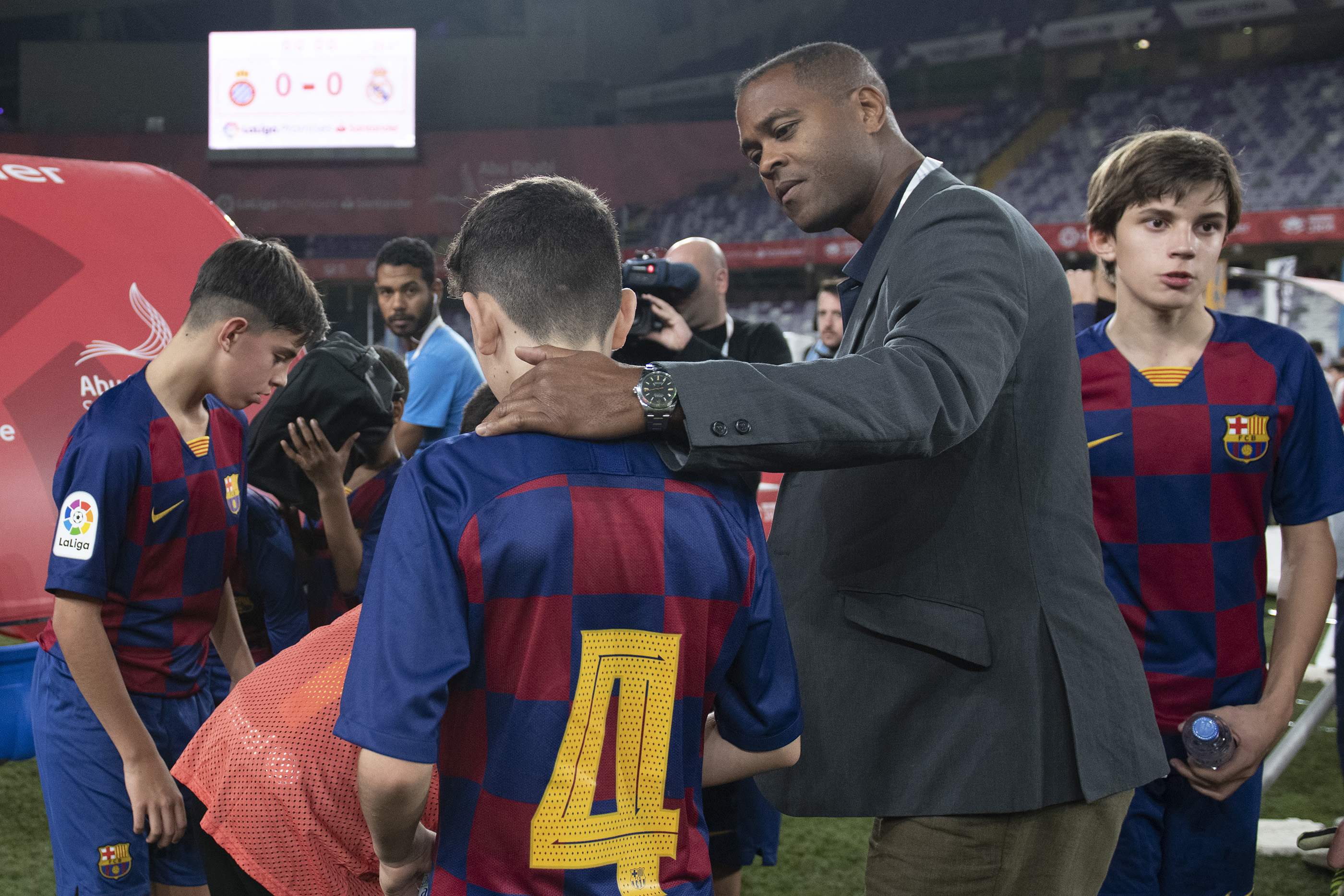 Patrick Kluivert with the FC Barcelona U12 team – XXIV LaLiga Promises Abu Dhabi 2019-20