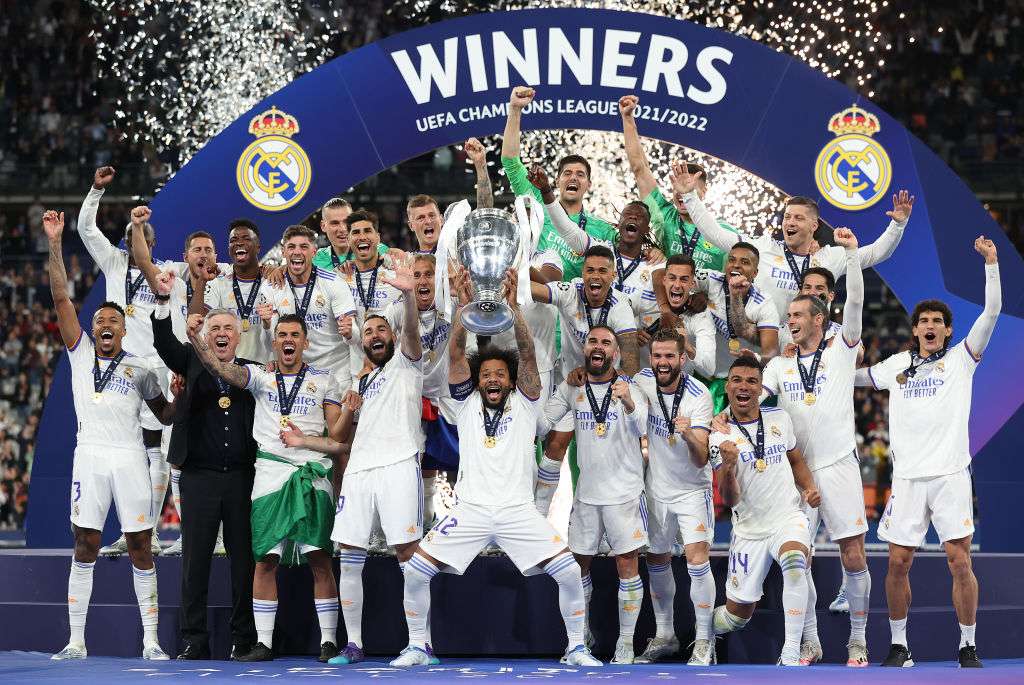 Real Madrid juhlimassa Mestarien liigan voittoa kauden 2021-22 päätteeksi. Kuva: Getty Images.