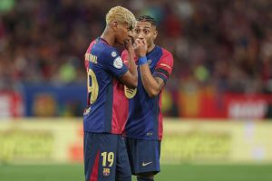 Barcelonalle huonoja uutisia juuri El Clásicon alla aop_YamalLamineRaphinha202551