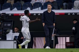 Vinícius Junior kiukutteli El Clásicossa – näin siihen reagoi Real Madridin päävalmentaja aop_viniciusalonsoxabi20251026