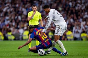 Real Madridille voiton ratkaissut Jude Bellingham jatkoi leukailua teinitähden kustannuksella aop_yamallaminebellinghamjude20251026